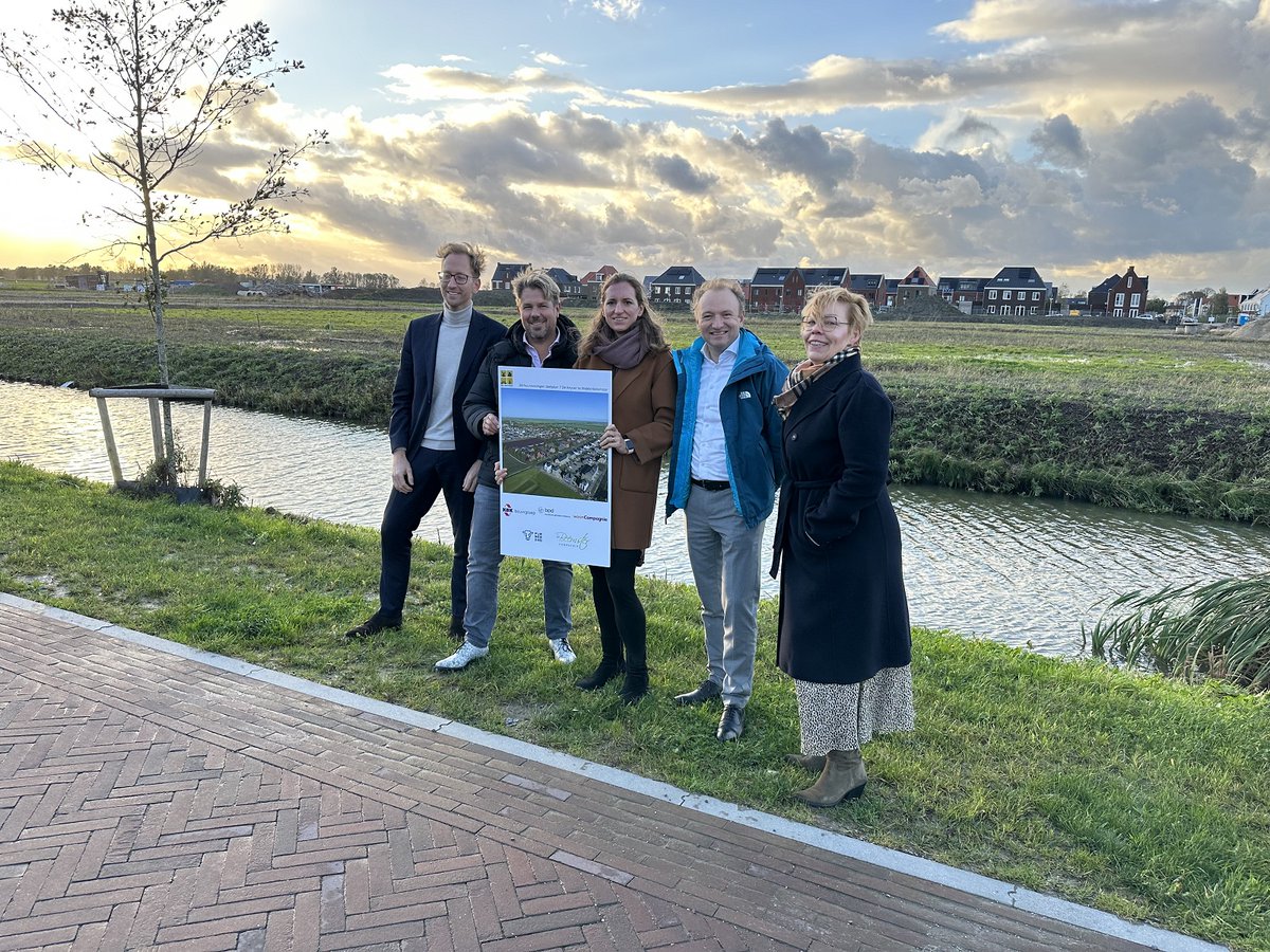 gempurmerend's tweet photo. Goed nieuws! Afgelopen dinsdag vond, in aanwezigheid van wethouders Verkroost en Saaf, tekenden ontwikkelaar @bpd_nl en @wooncompagnie voor de bouw van 24 sociale huurwoningen in deelplan 6 en 7 van nieuwbouwwijk De #Keyser in #Middenbeemster. https://t.co/DxVFEO2Zro
