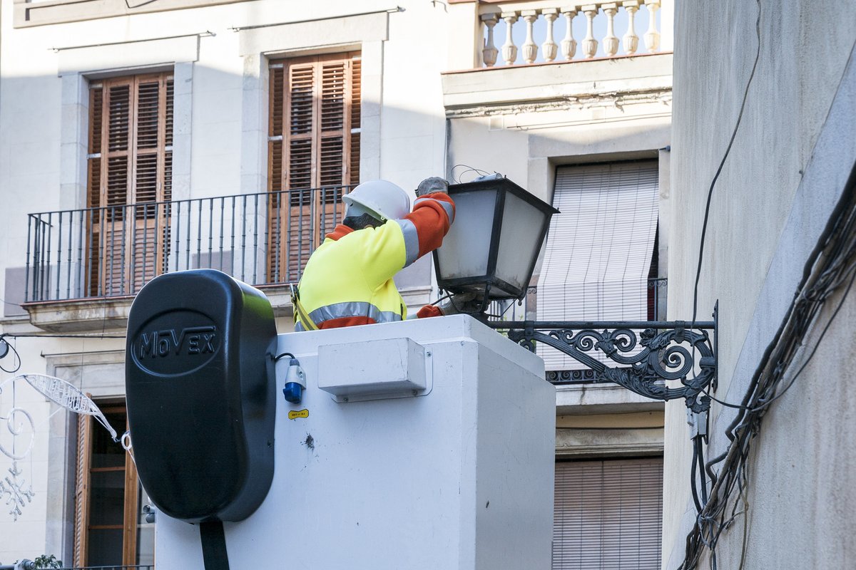 bcn_ajuntament's tweet photo. Treballem per garantir l’excel·lència de l’espai públic a tota la ciutat.

Destinem 180 M€ del Pla de manteniment integral als districtes per reforçar les actuacions de renovació, actualització i manteniment dels elements urbans.
#PlaEndreça
ℹ️ https://t.co/VSnUuf51M0 https://t.co/yBEddsRhrd
