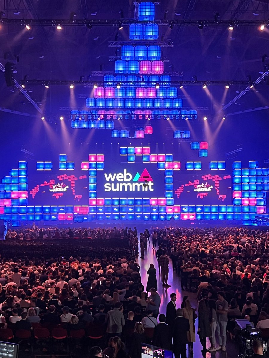 kevof_'s tweet photo. A convite do @AlexSousa1st  estivemos no WebSummit em novembro 2022.

E é super curioso olhar para esta oportunidade com aqueles olhinhos brilhantes de quem ambicionava ter acesso a este mega hub de tech e pessoas interessantes.

Foram 3 dias brutais. https://t.co/1EocfEQ5AC
