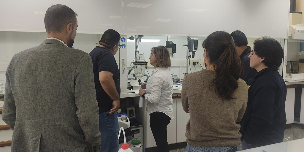 InescopTech's tweet photo. 👠INESCOP ha recibido esta semana la visita de la empresa peruana #HACSA dedicada a la fabricación de adhesivos para la industria del #Calzado

👩🏻‍🏫​El centro tecnológico ha impartido #Formación especializada en #Adhesivos en colaboración con la multinacional @covestro https://t.co/SxZfXXmgHF