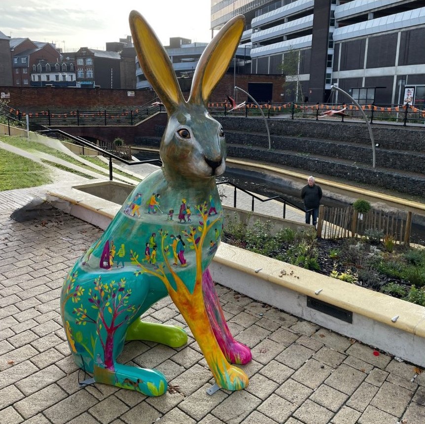 We had a great time meeting our Project Presenting Partner, <a href="/love_luton/">Love Luton</a>, at Hat Gardens and even spotted some flamboyant flamingos in the background! 🤩

#HopOnBoard #TakeAShelfie #ShortTailTrail #PartnershipPassion #LoveLuton #ProjectPresenting