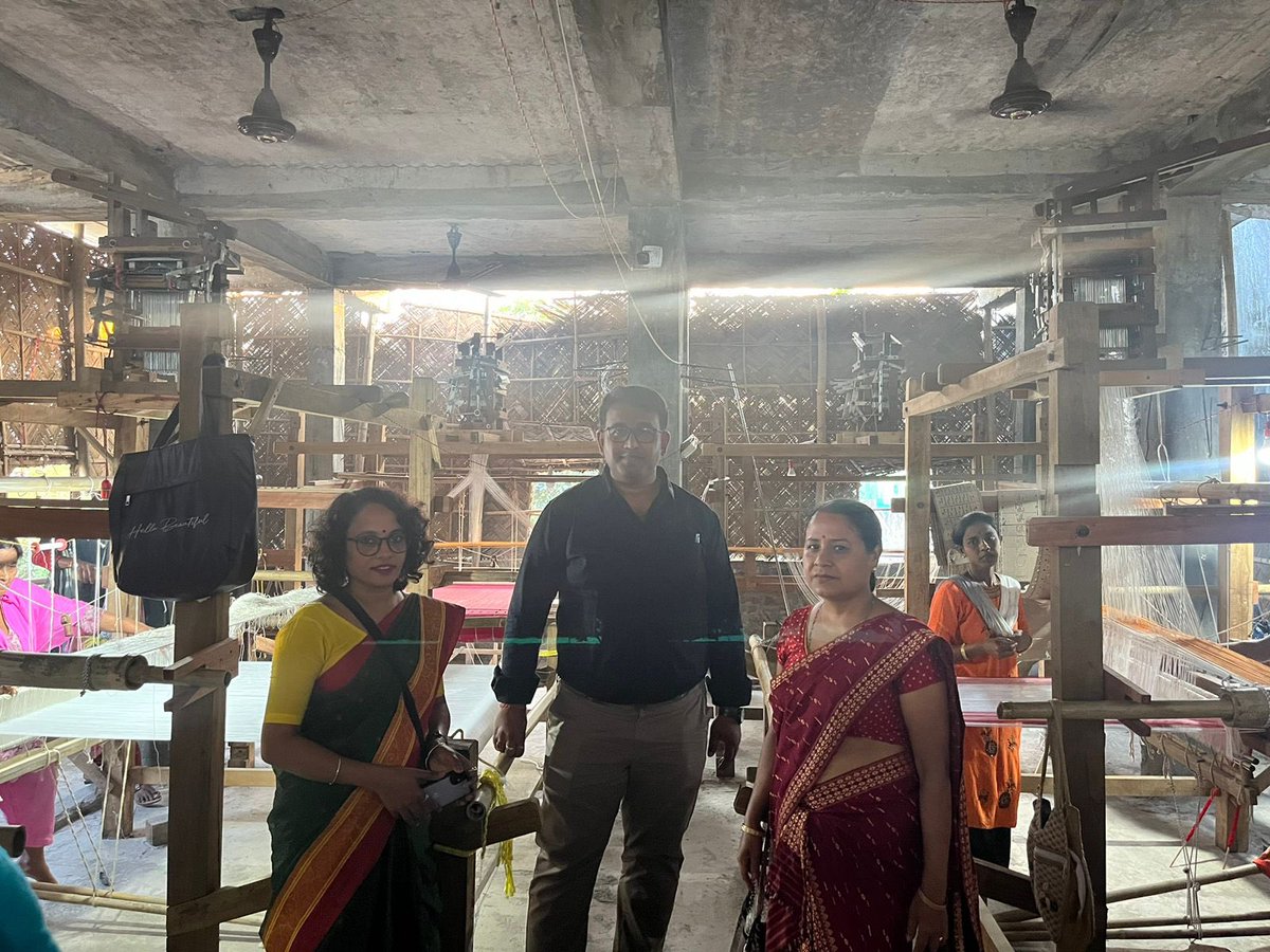 AssamInd_com's tweet image. Barpeta's Handloom Society strides into women's empowerment with skilled  artisans embracing new opportunities. With @AIDC's backing through  Canara Bank under PMEGP &amp;amp; PMFME schemes, we're dedicated empowering women in entrepreneurship. #EmpowerWomen  #AssamHandloom #InvestAssam