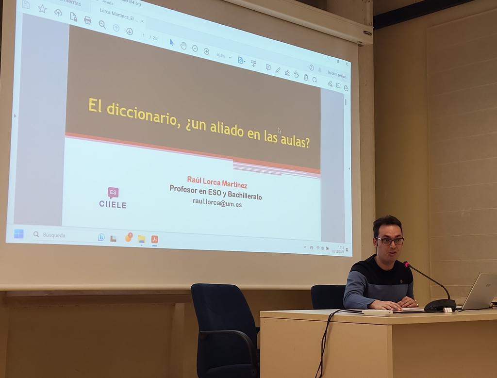 El Dr.Raúl Lorca Martínez expone : El diccionario, ¿un aliado en las aulas? <a href="/RAEinforma/">RAE</a> <a href="/ciieleumu/">CIIELE Universidad de Murcia</a> <a href="/EducacionUm/">Facultad Educación UM</a> <a href="/Educarm/">Educarm</a> <a href="/glleUMU/">Grado Lengua y Literatura Españolas UMU</a> <a href="/umu/">Universidad Murcia</a>