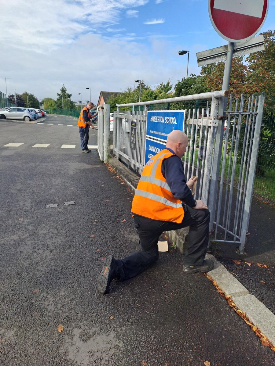 cdegroup's tweet image. Congratulations to our Monkstown main assembly and electrical teams, who recently visited Glenveagh School to provide their gates and railings with a much-needed coat of paint and trim the bushes around the school playgrounds. 🌳👏

#EngineeredForYou #Volunteering #CharityWork