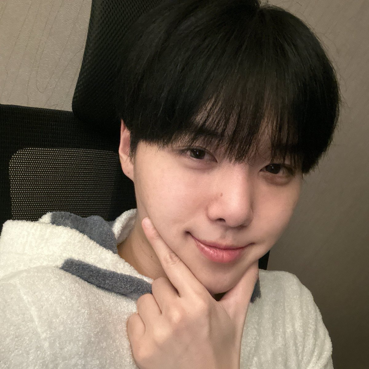 TO1_members's tweet photo. [#재윤]
투게더 해피 불금 ❤️
#TO1 #티오원 #JAEYUN https://t.co/QKzz6Lq09g