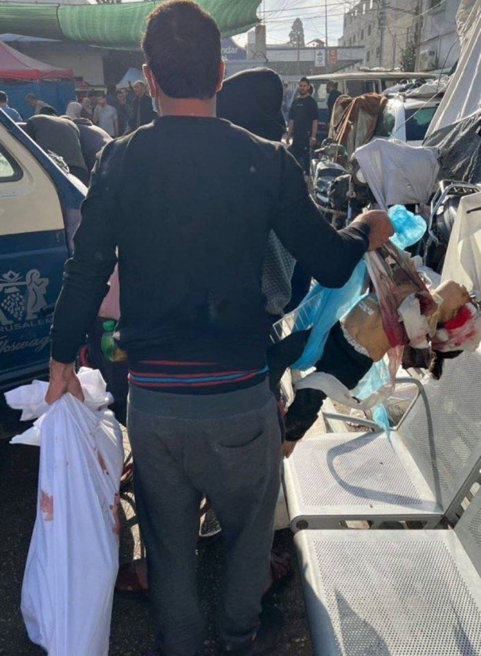 OJR1303's tweet photo. Quand il faut que tu sortes tes enfants d’un hôpital de Gaza d’un sac en plastique, l’humanité est morte 
#GazaHolocaust #GazaHolocaust #Gaza #Gaza_Geniocide #GazaCeasefire https://t.co/ndLG87cF8p