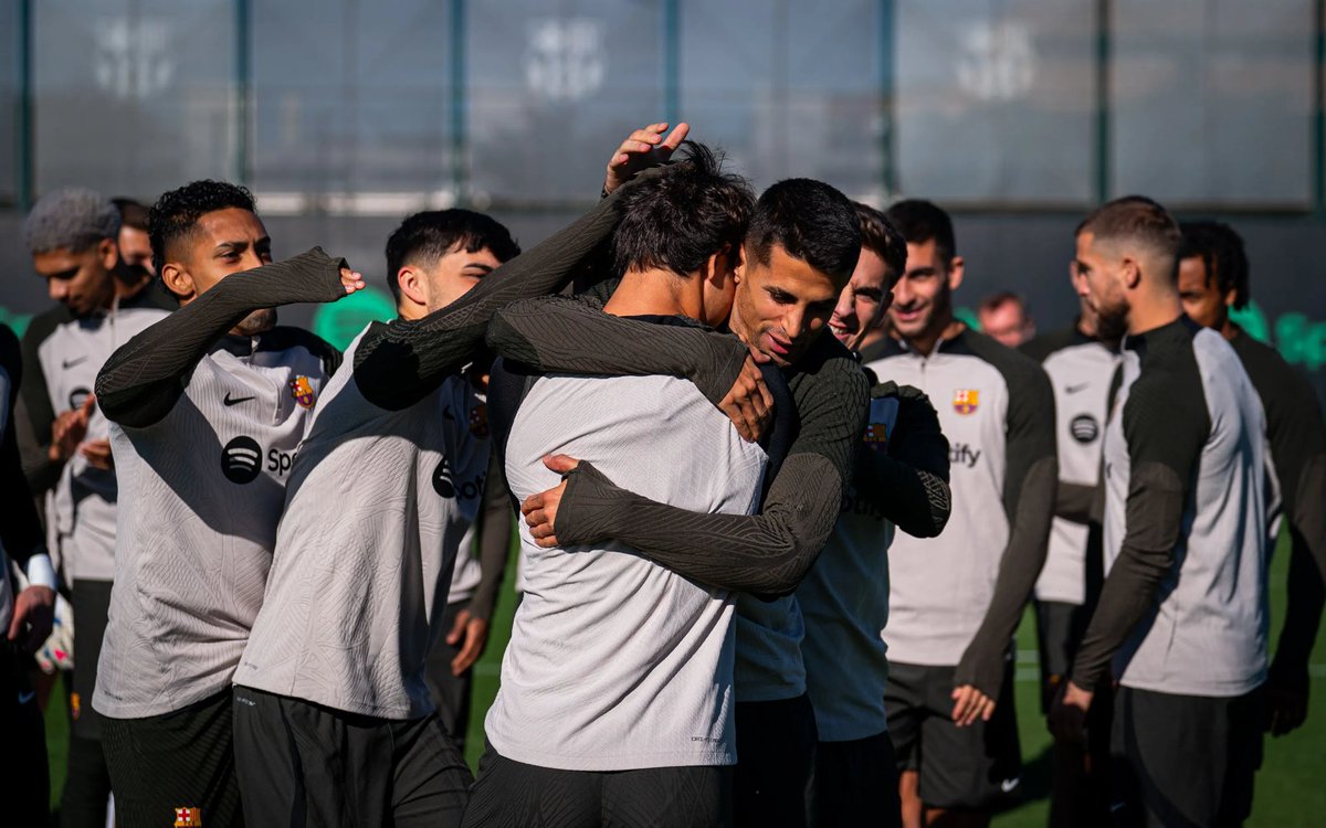 PedriGDaily's tweet photo. Pedri durante o treino de hoje! (1/2) https://t.co/amjRsuB0KG