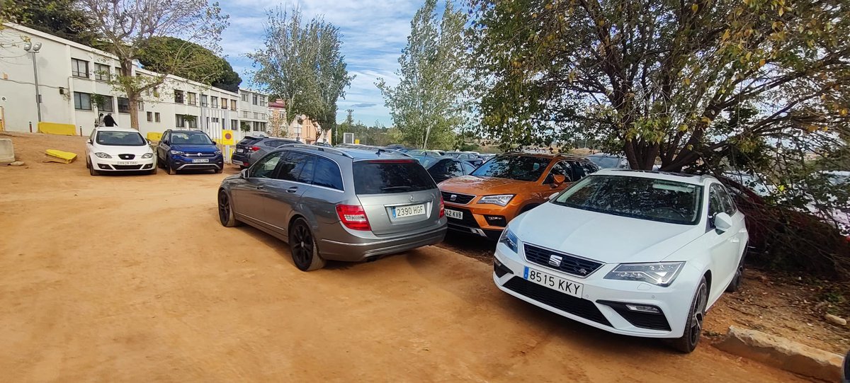 marcfilba's tweet photo. Un cotxe aparcat davant el meu aprop de la Torre de l'aigua a Sabadell i bloqueja la sortida. Després de 2 trucades a @PoliciaSabadell em diu "no enviarem una grúa, trucarem al propietari, tenim coses més importants a fer". Jo també i no les puc fer si altres no fan la seva feina https://t.co/5EnuOX4rKE