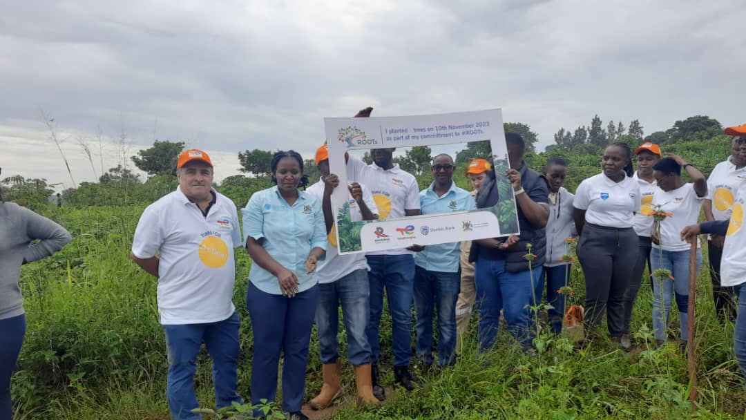 ROOTSUganda's tweet image. 💪🏽 @TotalEnergiesUG and @stanbicug  tree planting at Bweya🌱🤝 Call +256782432048 to join.   #RunningOutOfTrees #ROOTsInitiative #UgandaGreeningCampaign #Sustainability #TreePlanting #ProtectOurPlanet