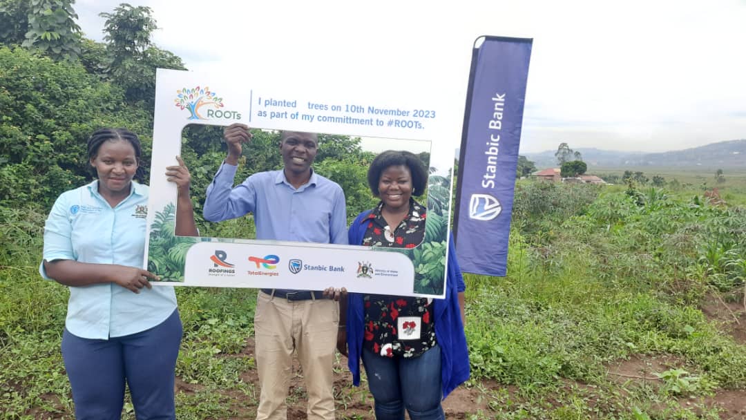 ROOTSUganda's tweet image. 💪🏽 @TotalEnergiesUG and @stanbicug  tree planting at Bweya🌱🤝 Call +256782432048 to join.   #RunningOutOfTrees #ROOTsInitiative #UgandaGreeningCampaign #Sustainability #TreePlanting #ProtectOurPlanet