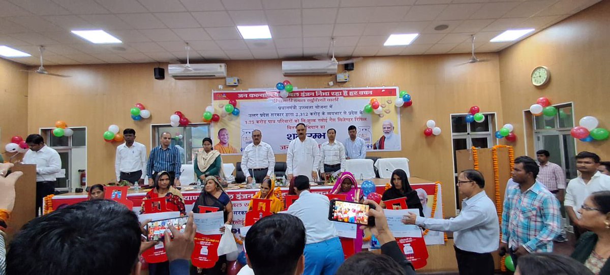 akadk12's tweet photo. Free refill scheme for Ujjwala customers inaugurated today at Mainpuri District. Customers were presented 14.2 Kg cylinder cutout and subsidy reimbursement cheque cutout. @IndianOilcl @ChairmanIOCL @DirMktg_iocl @EDLPGIOCL @Bohrashyam2 @ioclupso2 @cvenj_Shivendra @IoclAgraIDO https://t.co/FkCje6GYwZ