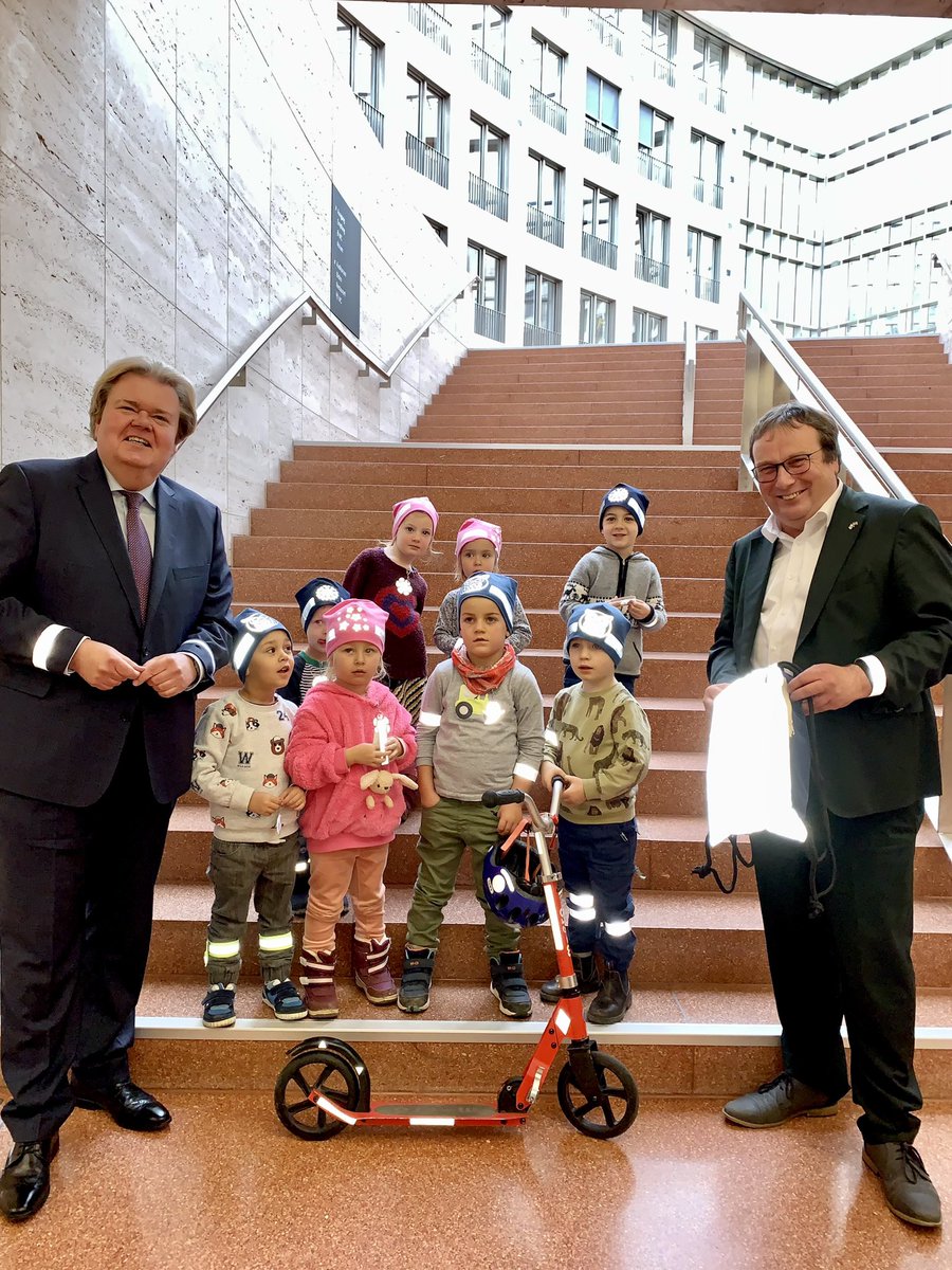 Mobilität NRW (@verkehrnrw) on Twitter photo Auftakt der Aktion #NRWleuchtet heute im Ministerium: Gemeinsam mit der #Landesverkehrswacht #NRW und Düsseldorfer #KITA-Kindern haben wir reflektierende Materialien getestet🔦✨
Fazit Minister <a href="/Oliver_Krischer/">Oliver Krischer</a>: "Man erhöht die eigene Sichtbarkeit und ist sicherer unterwegs." Auftakt der Aktion #NRWleuchtet heute im Ministerium: Gemeinsam mit der #Landesverkehrswacht #NRW und Düsseldorfer #KITA-Kindern haben wir reflektierende Materialien getestet🔦✨
Fazit Minister <a href="/Oliver_Krischer/">Oliver Krischer</a>: "Man erhöht die eigene Sichtbarkeit und ist sicherer unterwegs."
