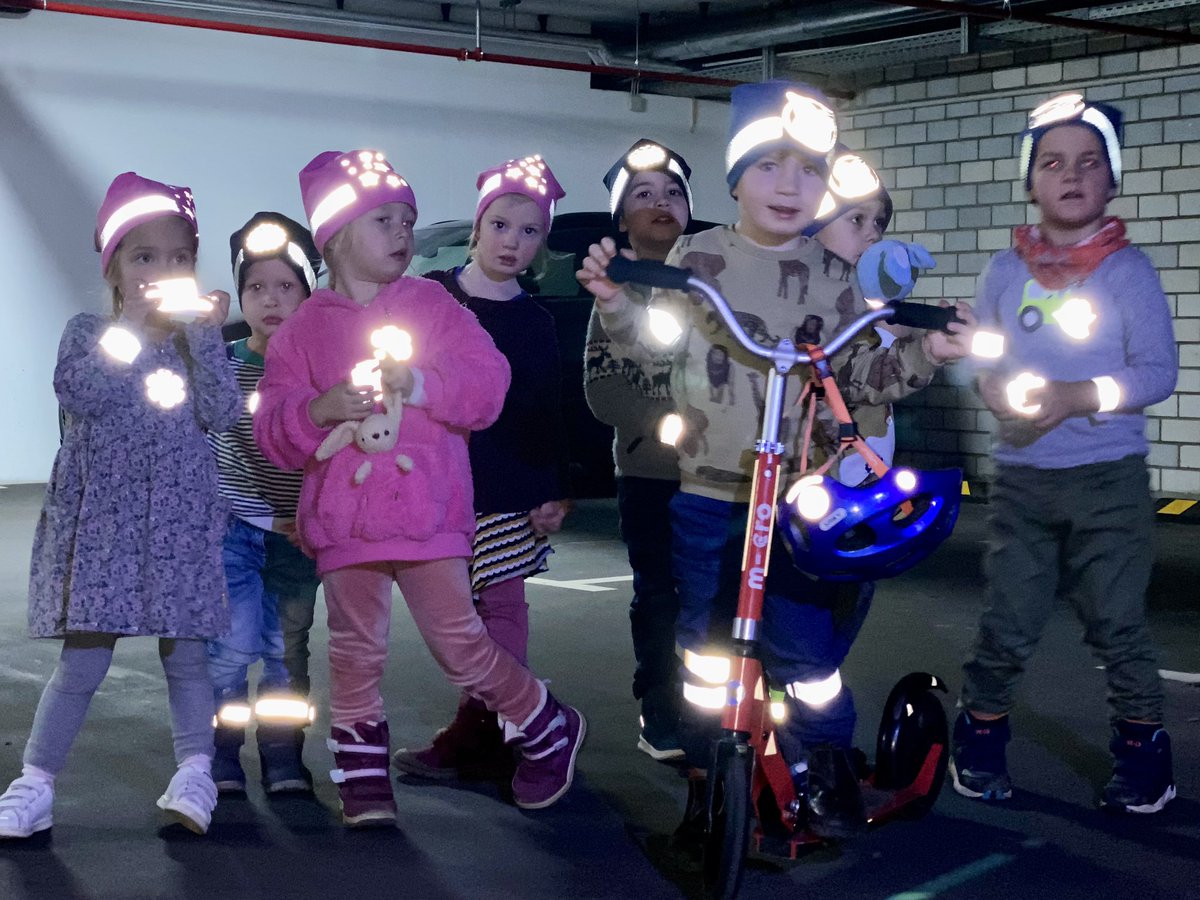 VerkehrNRW's tweet photo. Auftakt der Aktion #NRWleuchtet heute im Ministerium: Gemeinsam mit der  #Landesverkehrswacht #NRW und Düsseldorfer #KITA-Kindern haben wir reflektierende Materialien getestet🔦✨
Fazit Minister @Oliver_Krischer: "Man erhöht die eigene Sichtbarkeit und ist sicherer unterwegs." https://t.co/xY76lfIq7y