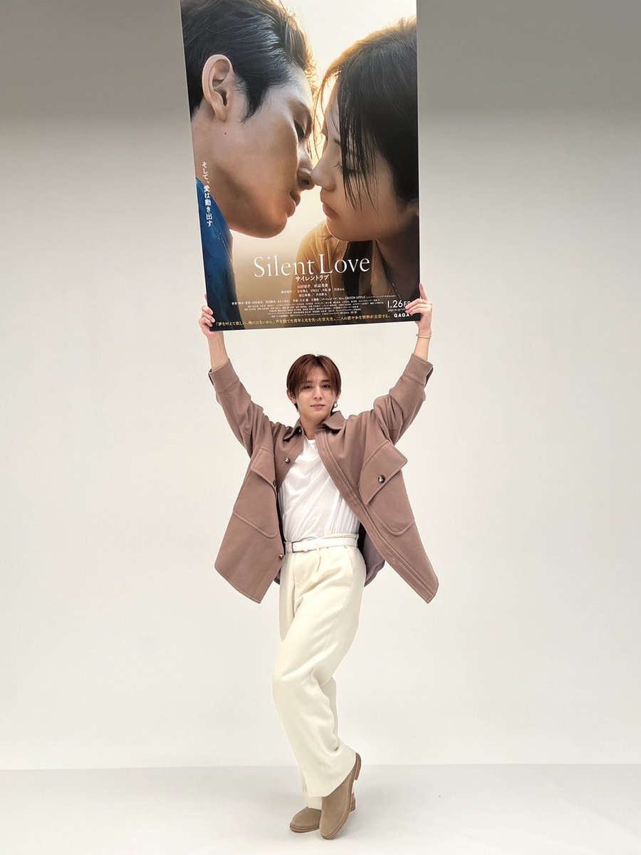 SilentloveMovie's tweet photo. ⋰
#サイレントラブ 取材日でした🫧
⋱

早速、オフショットが到着🎞️

本日、ポスターが解禁しました！
(ラウンドガール風)
の #山田涼介 さん✨

公式SNSの今後の投稿もお楽しみに

𝟤𝟢𝟤𝟦.𝟣.𝟤𝟨 𝑅𝑜𝑎𝑑𝑠ℎ𝑜𝑤🎹𓂃𓈒𓏸 https://t.co/YF8iBbzlnw