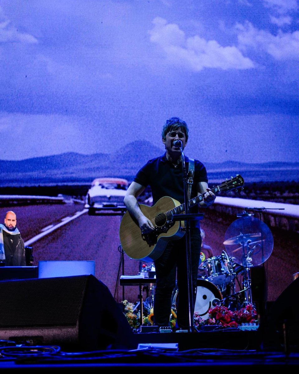 NoelGallagher's tweet photo. È stato bello tornare in Italia 🇮🇹
Grazie Milano!
📷: @gallagher_anais https://t.co/BgSEba3C78
