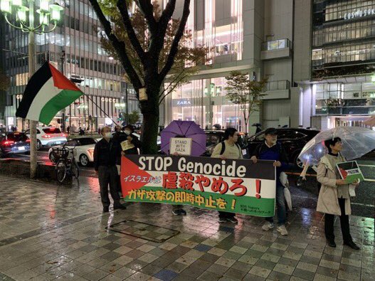 BDSNagoya's tweet photo. 名古屋・栄ラシック前で、イスラエルによるガザ地区での虐殺に抗議するスタンディングを開催中🇵🇸 パレスチナ解放！虐殺やめろ！と声をあげた。リビア🇱🇾やエジプト🇪🇬の方も飛び込み参加。「日本でパレスチナの人々のためにスタンディングしている人がいることに驚いた。感謝してます！」とスピーチした https://t.co/jXMUwEXeY9