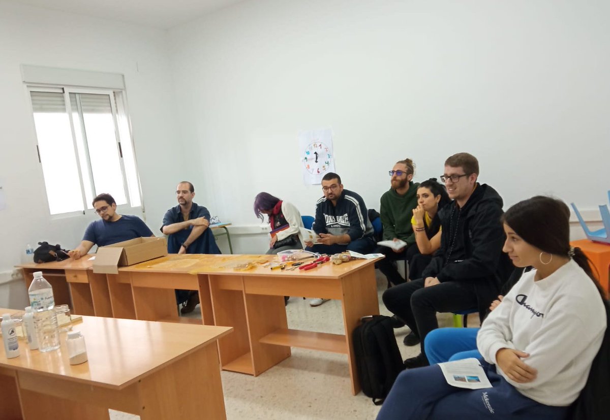 Exitazo del taller de #Remonda en <a href="/EFields_Fest/">Electronic Fields Festival</a>. Lxs asistentes experimentaron que elaborar #bioplástico a partir de pasta de monda de naranja y utilizarlo para fabricar objetos cotidianos es un proceso sencillo. ¡Puro zumo de #ecología #DIY! ... ¡Nunca mejor dicho!