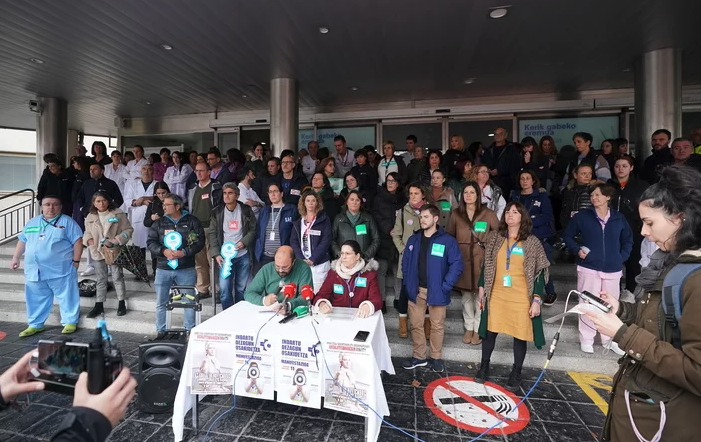naiz_info's tweet photo. Los trabajadores exigen que se «dejen de alimentar negocios paralelos» y se refuerce Osakidetza

https://t.co/8OR418KCsQ

@Ion_Salgado https://t.co/ZUH3VBa4US