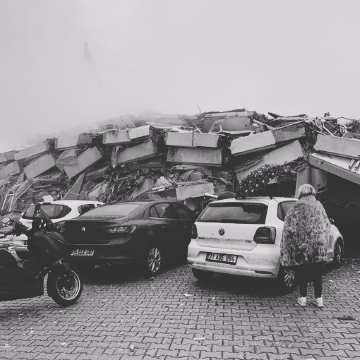 Emlkbnkkatliami's tweet photo. Geçen hafta bugün, çok acı bir kayıp yaşadık.
Çok sevdiğimiz, desteğinden güç aldığımız, karakteri ve mücadelesi ile bize ilham veren @esradincer kalp kriziyle kaybettik.
Ardından o kadar güzel şeyler söylendi ki…
Rahat uyusun.
Mücadelemiz devam ediyor!
Şimdi #MehmetÖzataMüebbet https://t.co/UwGIRk0bLL