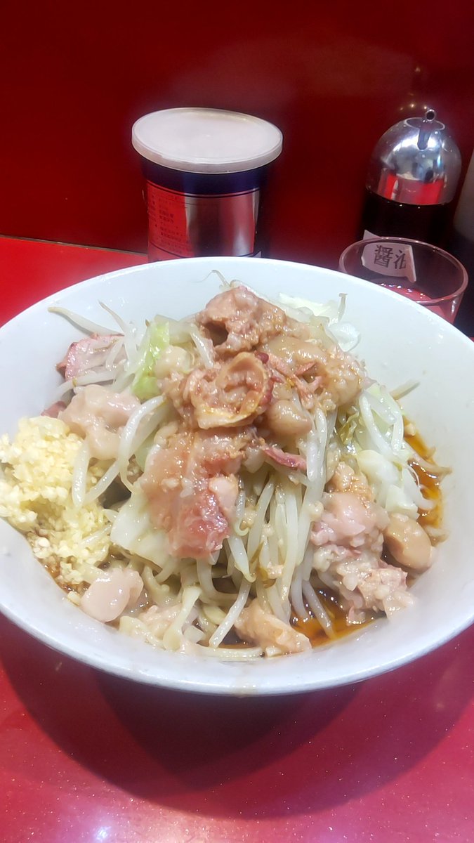 KeyleeUcchiy's tweet photo. ラーメン二郎 西台駅前店
ミニ汁なしニンニクアブラ
初汁なし、故に勝手がわからず海苔を差し出されただけでキョドる始末。
アブラと絡めて油そば風に楽しみつつ、「なし」といいつつ割りとある汁を飲みごちそうさま。#ラーメン #ラーメン二郎 #二郎 #グルメ https://t.co/jjAeUlLonE