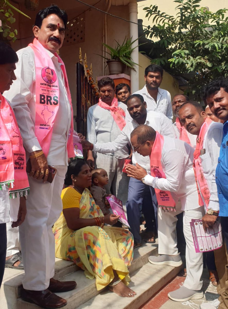 dvg4569's tweet photo. శేరిలింగంపల్లి బీఆర్ఎస్ పార్టీ అభ్యర్థి శ్రీ ఆరేకపూడి గాంధీ గారిని వచ్చే అసెంబ్లీ ఎన్నికలలో భారీ మెజారిటీతో గెలిపించుకోవడానికి 124 డివిజన్ తరపునుండి కార్పొరేటర్ శ్రీ దొడ్ల వెంకటేష్ గౌడ్ గారు పాదయాత్ర చేస్తూ ఇంటింటికి వెళ్లి ప్రచార కార్యక్రమం నిర్వహించడం జరిగింది. https://t.co/hgZ183c6tB