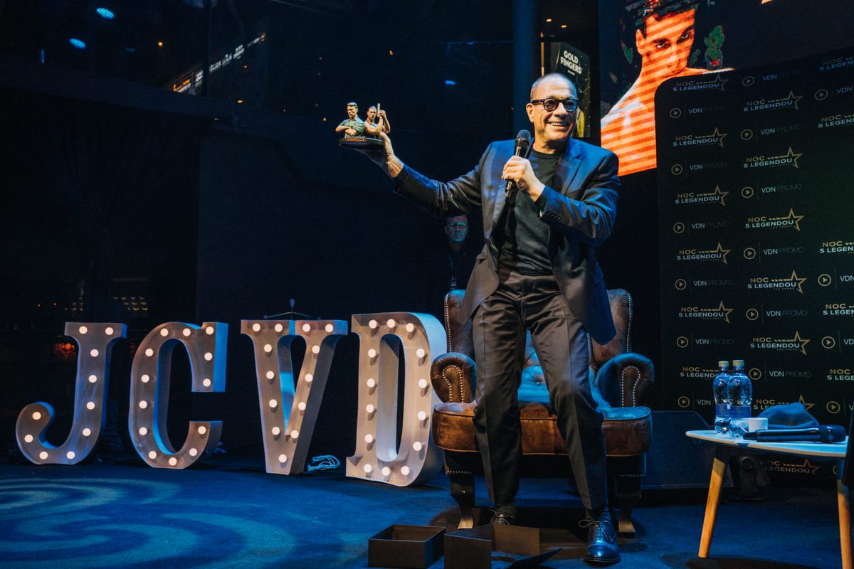 4Fans_figurines's tweet photo. Another success !!
Jean-Cloude Van Damme received his (and his brother ;) ) figurine!!
#jcvd https://t.co/CnQ8XG9fY5