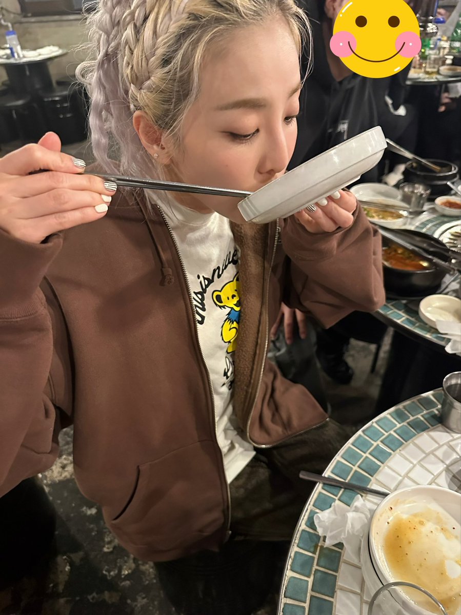 krungy21's tweet photo. #완밥 #완냉 팀다라는 매일매일이 회식 🍽️🍚🥓🍦🍜😋 https://t.co/aXPW5OB3Lb