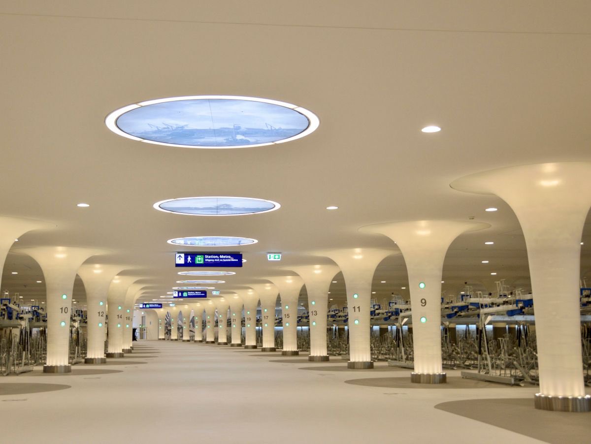 Links: Fahrradparkplätze am Berliner Hauptbahnhof.

Rechts: Fahrradparkplätze am Amsterdamer Hauptbahnhof.

Keine weiteren Fragen!