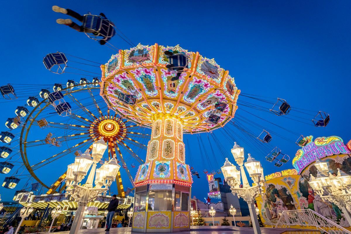 Heute um 15 Uhr wird der #Winterdom eröffnet!😍 Ihr habt Lust, über den Hamburger DOM zu bummeln und jede Menge Attraktionen auszuprobieren? 🎡🥳 Wir verlose vier DOM-Gutscheinhefte! Hier geht es zur Teilnahme 👉 buff.ly/2K628mL Bild: Hamburger DOM / Henning Angerer