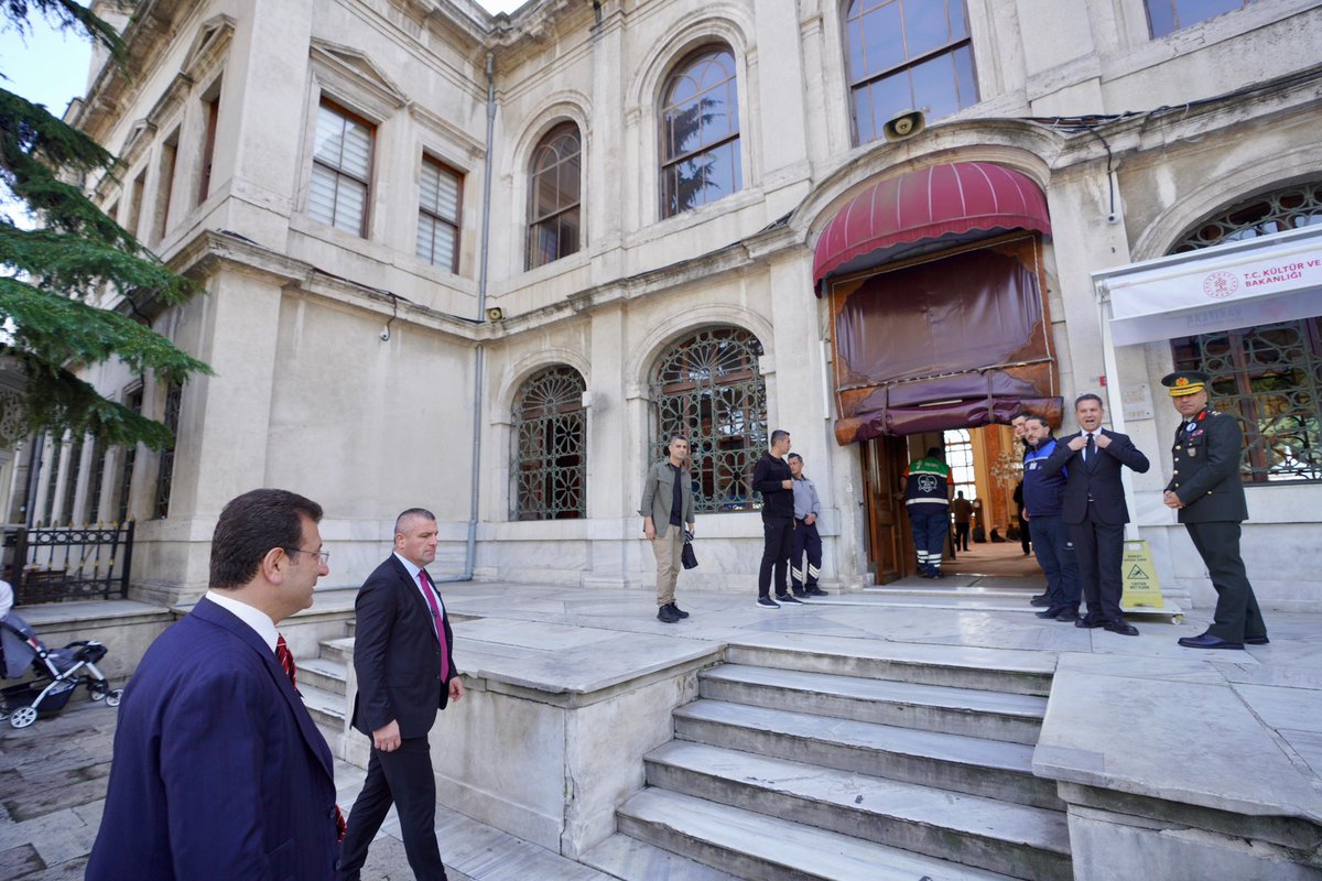 İstanbul Büyükşehir Belediye Başkanı Ekrem İmamoğlu, Bezmiâlem Vâlide Sultan Camii’nde Gazi Mustafa Kemal Atatürk için okutulan ‘10 Kasım Mevlidi’ne katıldı.