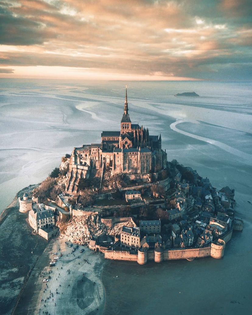 Mont Saint-Michel, France 🇫🇷 
📸: Marcel Siebert