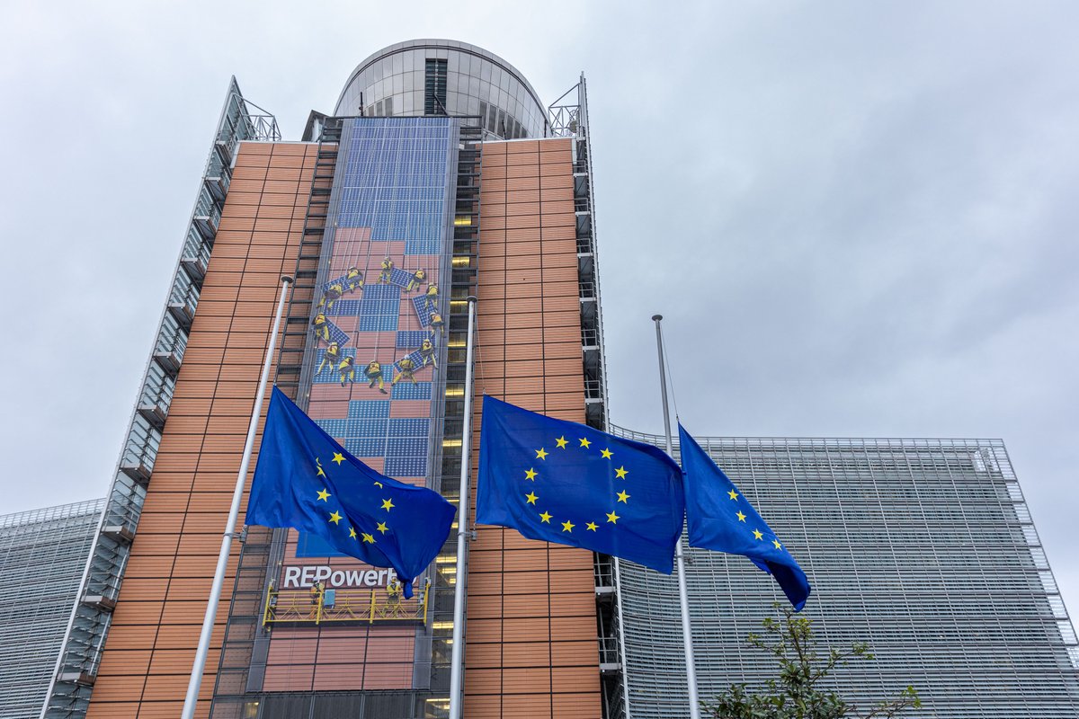 The EU flags are lowered at half-mast in front of the EU headquarters in Brussels in memory of the former Finnish president Martti Ahtisaari on the occasion of his state funeral.

He was a tireless defender of peace and his words "All conflicts can be resolved" should be engraved