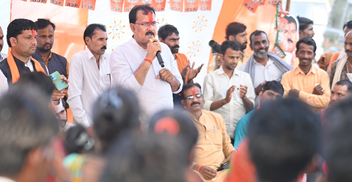 MLARajeshShukla's tweet image. जय भाजपा, तय भाजपा 

बिजावर विधानसभा के अंतर्गत, आज ग्राम पंचायत पिपरिया, बादयाऊ, डगनिया, कोडन, श्वेतपथरन एवं कटारा में जनसंपर्क करके ग्राम वासियों से मुलाकात की एवं सभी से भाजपा को समर्थन देने के लिए निवेदन किया...

#बिजावर_विधानसभा #RajeshShukla