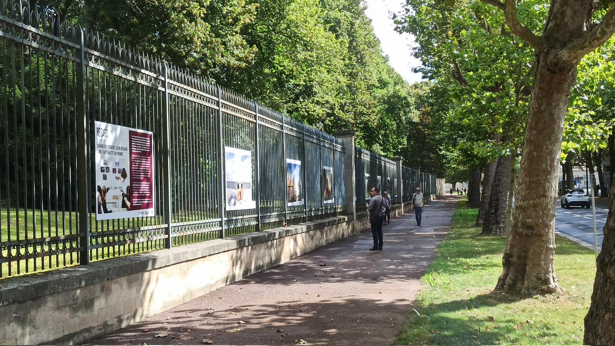 #Derniersjours 👉 L'exposition proposée par <a href="/CalvadosDep/">( parti sur Bluesky) Calvados Département🍏🌊</a> boulevard Bertrand à #Caen pour célébrer le 15e anniversaire du dispositif #RegardDesJeunes de 15 ans est visible jusqu'au 30 novembre ! Vous y retrouverez les photos lauréates des 15 dernières années.
#PBCN2023 #PrixBayeux