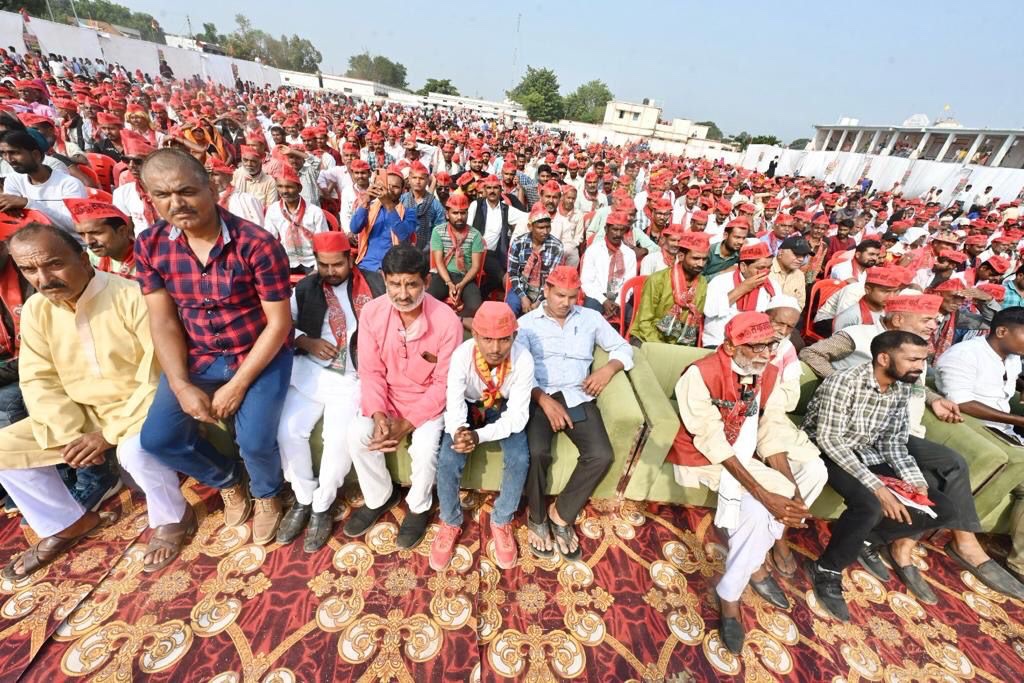 samajwadiparty's tweet photo. समाजवादी पार्टी के राष्ट्रीय अध्यक्ष एवं पूर्व मुख्यमंत्री श्री अखिलेश यादव ने कहा है कि भाजपा सरकार ने मध्य प्रदेश को बर्बाद कर दिया है। केन्द्र और मध्य प्रदेश में भाजपा लम्बे समय से सरकार में है। भाजपा ने मध्य प्रदेश में गरीबी बढ़ायी है। भ्रष्टाचार किया। मध्य प्रदेश कर्ज में डूबता चला जा रहा है। मध्य प्रदेश में भाजपा ने किसानों, गरीबों, नौजवानों, पिछड़ों, दलितों, आदिवासियों को उनका हक और अधिकार नहीं दिया। पहले कांग्रेस ने मध्य प्रदेश को गरीब बनाए रखा अब भाजपा भी वही काम कर रही है। 
    श्री यादव ने कहा कि मध्य प्रदेश की जनता बदलाव चाहती है। समाजवादी पार्टी को मध्य प्रदेश में जनता का अच्छा समर्थन मिल रहा है। कांग्रेस और भाजपा की सरकारों और उनके भ्रष्टाचार से ऊब चुकी जनता समाजवादी पार्टी को विकल्प मानती है। 
    शुक्रवार को मध्य प्रदेश विधानसभा चुनाव में समाजवादी पार्टी प्रत्याशी श्री विश्वनाथ मरकाम, राजन पटेल एवं श्रीमती सीमा सिंह के लिए वोट देने की अपील करते हुए श्री यादव ने कहा कि समाजवादी पार्टी की विचारधारा भाजपा-कांग्रेस से अलग है। समाजवादी पार्टी किसानों, गरीबों, पिछड़ों, दलितों, आदिवासियों के हक और सम्मान की लड़ाई लड़ रही है। भाजपा और कांग्रेस ने मध्य प्रदेश में पिछड़ों को 27 फीसदी आरक्षण नहीं दिया। समाजवादी पार्टी ताकत में आयेगी तो पिछड़ों को 27 फीसदी आरक्षण दिलायेगी। जातीय जनणना कराकर सभी जातीयों को आबादी के अनुपात में हक दिलायेगी। कर्मचारियों को पुरानी पेंशन दिलाएगी।
    श्री अखिलेश यादव ने कहा कि पिछड़े, दलित और अल्संख्यकों की ताकत देखकर अब कांग्रेस भी जातीय जनगणना और सामाजिक न्याय की बात कर रही है। इसी कांग्रेस पार्टी ने आजादी के बाद जातीय जनगणना रोकी थी। राजनीति में कितना बड़ा चमत्कार हो रहा है। जो कभी सामाजिक न्याय के पक्ष में नहीं थे, वे भी अब बदलने पर मजबूर है। 
    श्री यादव ने मध्य प्रदेश की जनता से समाजवादी प्रत्याशियों के पक्ष में वोट की अपील करते हुए कहा कि समाजवादी पार्टी मध्य प्रदेश में पूरी मजबूती से गरीबों, किसानों, पिछड़ों, दलितों, आदिवासियों की लड़ाई लडे़गी। समाजवादी पार्टी वंचित वर्ग की आवाज बनेगी। मध्य प्रदेश को विकास के रास्ते पर ले जाएगी।
            (राजेन्द्र चौधरी)
              मुख्य प्रवक्ता