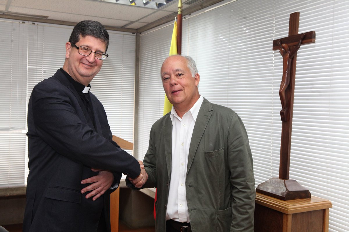 Ayer se formalizó ante el rector Arturo Peraza s.j. (<a href="/arperaza65/">Arturo Peraza</a>) y autoridades de <a href="/enlaucab/">UCAB</a> la donación que @HermanSifontesT y @Dianacultura hicieron del archivo de documentos del médico y diplomático gomecista #RafaelRequenaGonzález a <a href="/InvestigaUCAB/">Investigaciones UCAB</a>

Fotos: #ManuelSarda