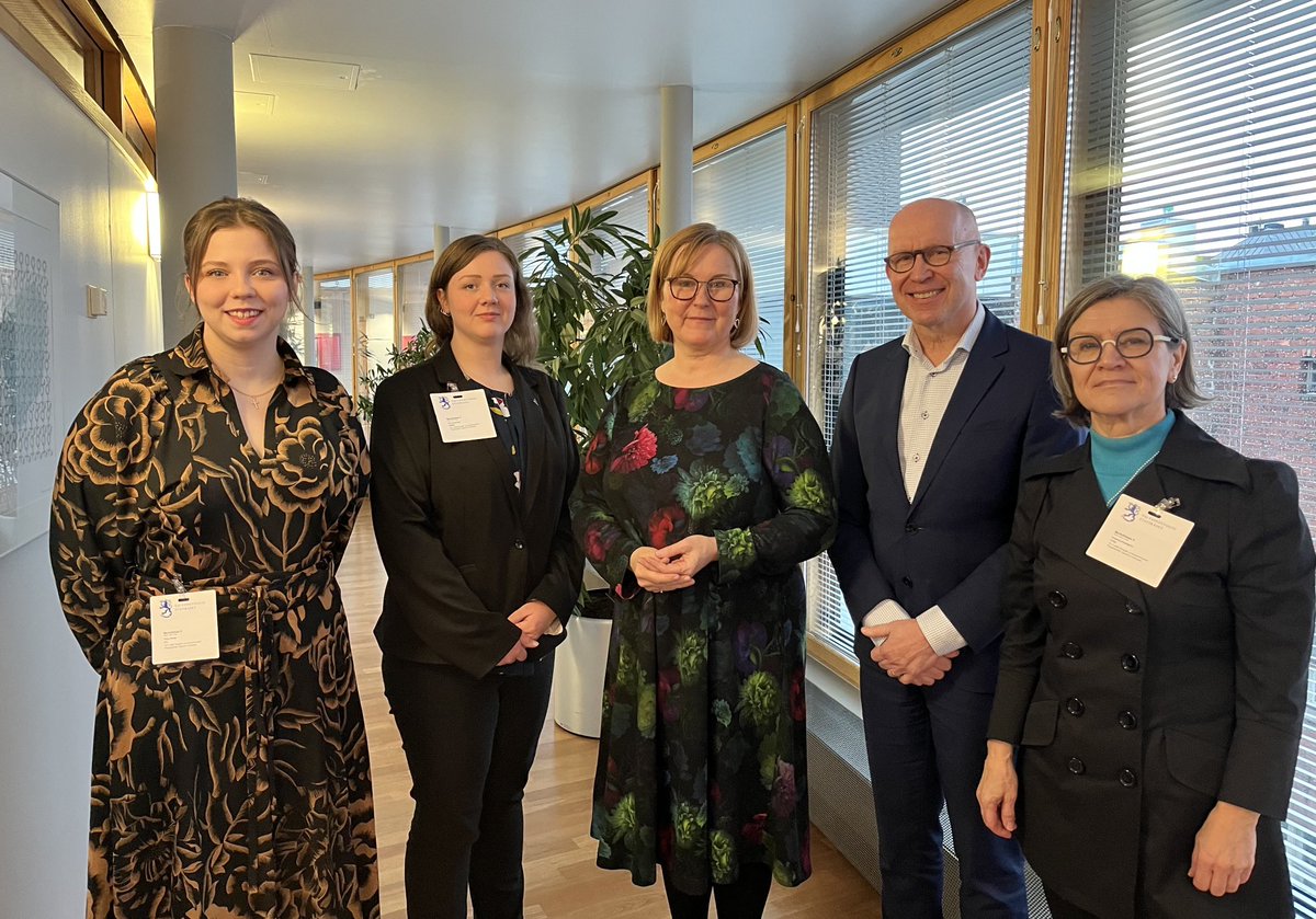 Opiskeluterveydenhuollon asialla ⁦<a href="/YTHS_FIN/">YTHS</a>⁩ delegaatio ⁦<a href="/KPoskiparta/">Katariina Poskiparta</a>⁩ ⁦<a href="/KuparinenNinni/">Ninni Kuparinen</a>⁩ ⁦<a href="/PieskaPetra/">Petra Pieskä</a>⁩ tapasi ministeri ⁦<a href="/KaisaJuuso/">Kaisa Juuso</a>⁩ Kiitos erinomaisista keskusteluista. 👏👏👏
Turvataan laadukkaat ja saavutettavat terveyspalvelut opiskelijoille!