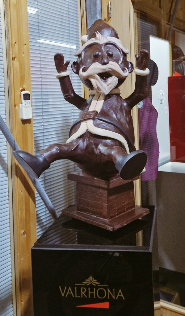 chef_erikVdV's tweet image. Choco santa at different stages of creation 😋.

#Christmas #chocolateshowpiece #valrhona #chocolateart #chocolatesculpture