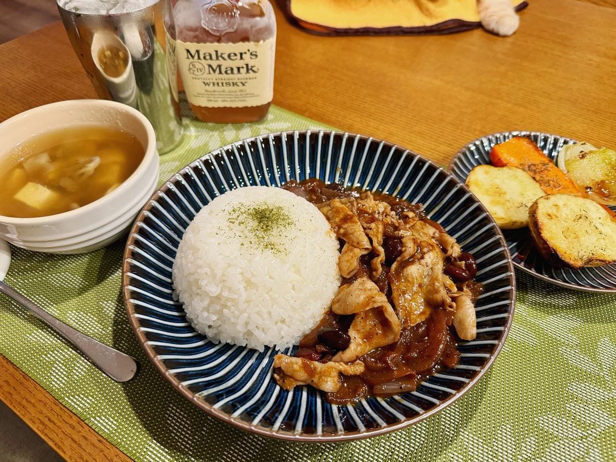 ndTu67XYaawnA2U's tweet photo. ハッシュドポークと野菜のグリルと猫達
Hashed pork & Grilled vegetables & Cats
#猫 #スコティッシュフォールド #ハッシュドポーク #豚丼のつもりが #洋風に #野菜のグリル #メーカーズマークハイボール
#cat #scottishfold #hashedpork #grilledvegetable #makersmarkhighball https://t.co/XVt3GaJ2o6