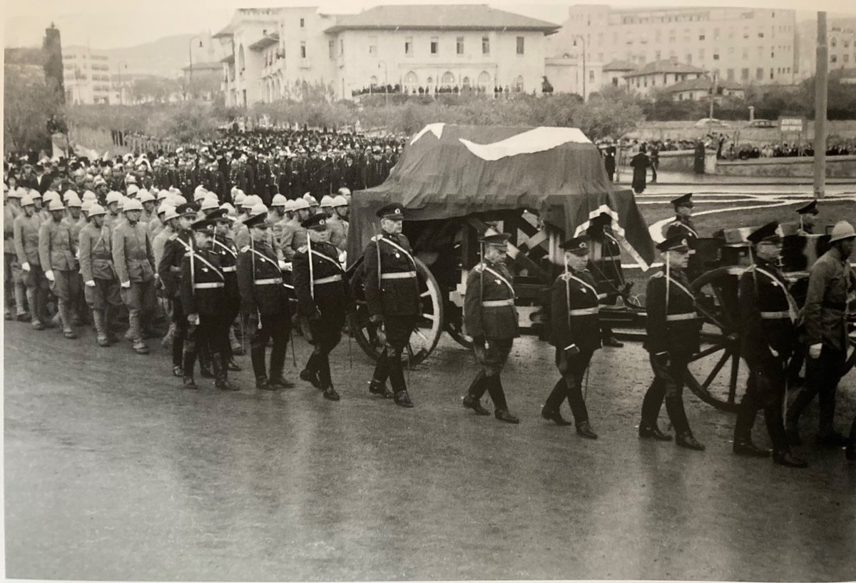 petar_baka's tweet photo. на 10 ноември 1938 умира Мустафа Кемал Ататюрк, таткото на турската република. 

На погребението присъства и делегация от България. Иван Юскеселиев, един от родоначалниците на българската фотожурналистика, придружава българската делегация и ни е оставил некои кадри.

Процесията. https://t.co/ZBWkAmI3RW
