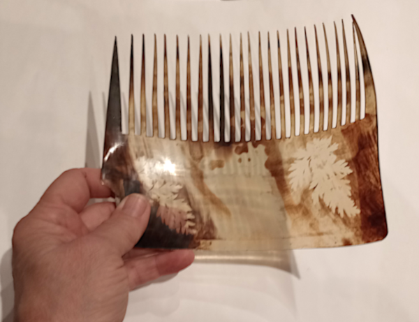 RyeCastleMuseum's tweet photo. Someone left this wonderful tortoiseshell comb for us in the East Street museum with no information. Any idea what era? We're tentatively thinking Edwardian (see: Gibson Girl). https://t.co/v6WQWTC6TI