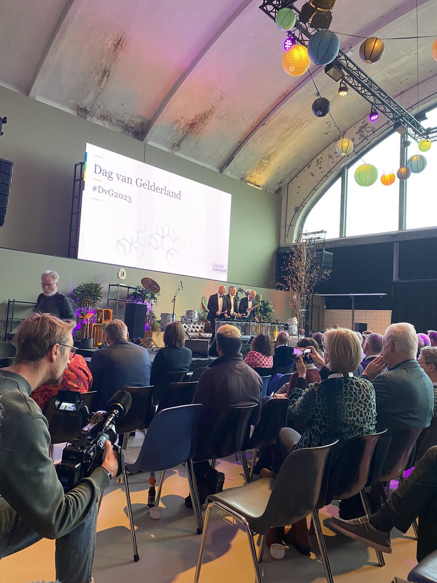 Dag van Gelderland wordt spectaculair geopend door mannen die er flink op los rammen. #dvg