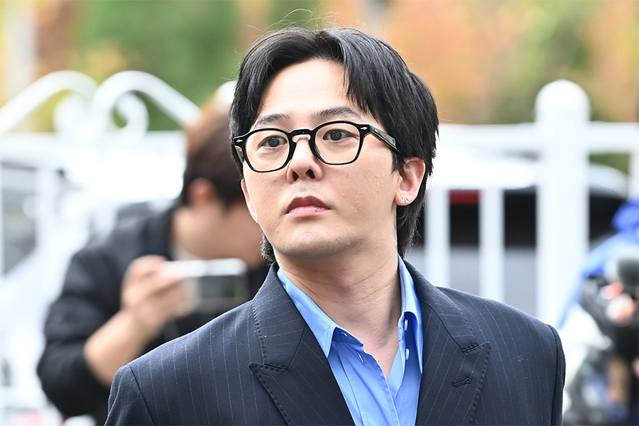 soompi's tweet photo. #GDragon Announces Strong Legal Action Against False Reports Of Alleged Evidence Tampering Linked To Body Hair Removal
https://t.co/8lBnRTX8yP https://t.co/nzrfotE5r6
