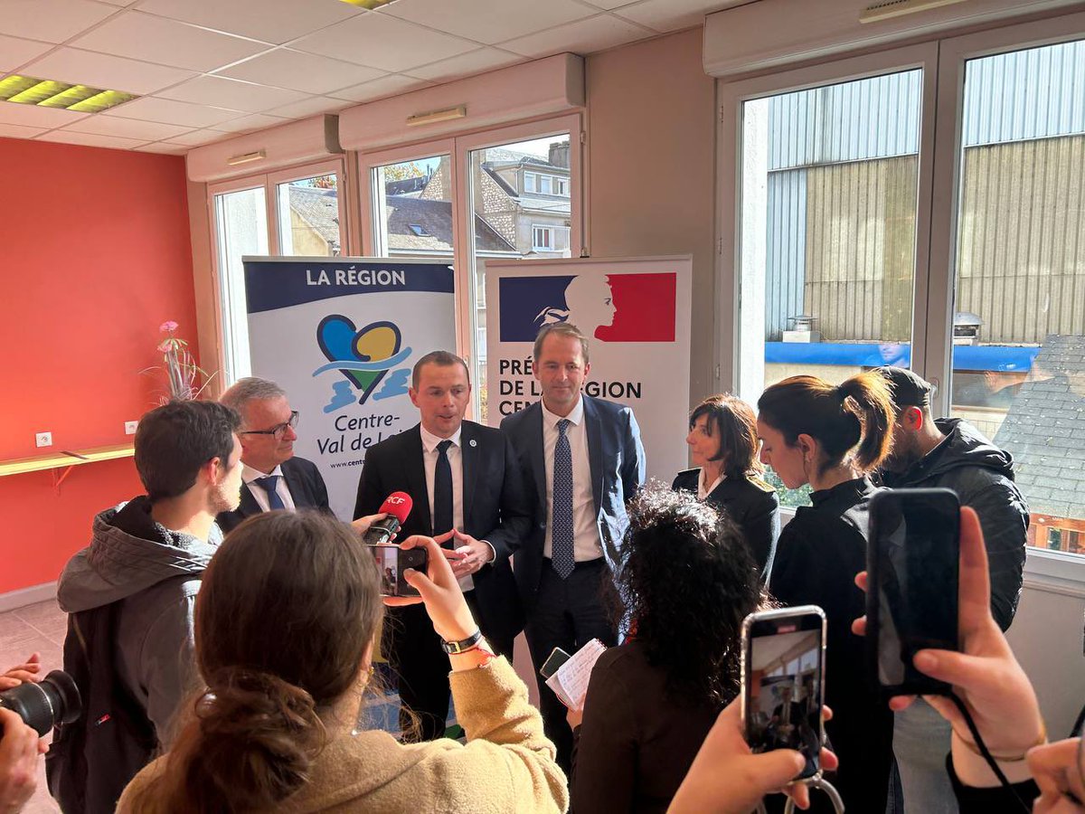 olivierdussopt's tweet photo. 🇫🇷 ✍️A Orléans pour signer avec @fbonneau le protocole d'expérimentation France Travail en Centre-Val de Loire, étape clé de la transformation de notre service public de l'emploi.
✅un pas de plus vers notre #ObjectifPleinEmploi, pour tous et partout. https://t.co/AsGX2c8Cgz
