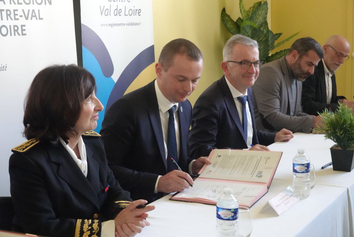 olivierdussopt's tweet photo. 🇫🇷 ✍️A Orléans pour signer avec @fbonneau le protocole d'expérimentation France Travail en Centre-Val de Loire, étape clé de la transformation de notre service public de l'emploi.
✅un pas de plus vers notre #ObjectifPleinEmploi, pour tous et partout. https://t.co/AsGX2c8Cgz