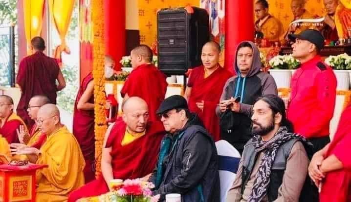 धुलिखेलमा बौद्ध धर्मगुरुहरुको पुजामा राजा सरिक.... धर्मान्तरको कारण बौद्ध धर्म नेपालबाट लोप हुने अवस्थामा रहेको यसको लागि तपाईंले नै केही कदम चाल्नुपर्यो भन्दै धर्मगुरुहरुद्वारा राजालाई आग्रह