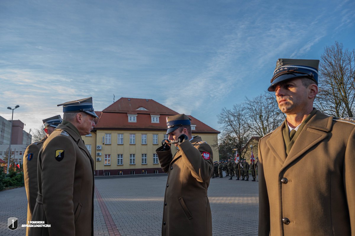 1BLogBydgoszcz's tweet photo. Uroczystość z okazji #NarodowegoŚwiętoNiepodległości była okazją do wyróżnienia najbardziej zasłużonych żołnierzy i pracowników RON. Dowódca #1BLog oraz dowódca #CGDP wręczyli swym podwładnym m. in. akty mianowania na wyższe stopnie wojskowe, medale resortowe, listy gratulacyjne. https://t.co/doohxz2gxw