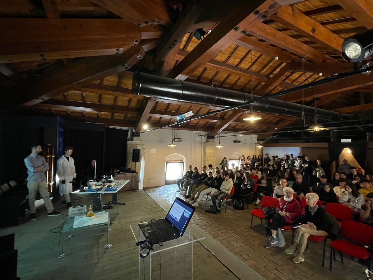 GroupSecci's tweet image. Today @AlbertoLuridia1 , @ladolcevik  and Perry, during the Cagliari Science Festival, told students and teachers about the importance of developing new photoinduced synthetic processes coupled to flow chemistry