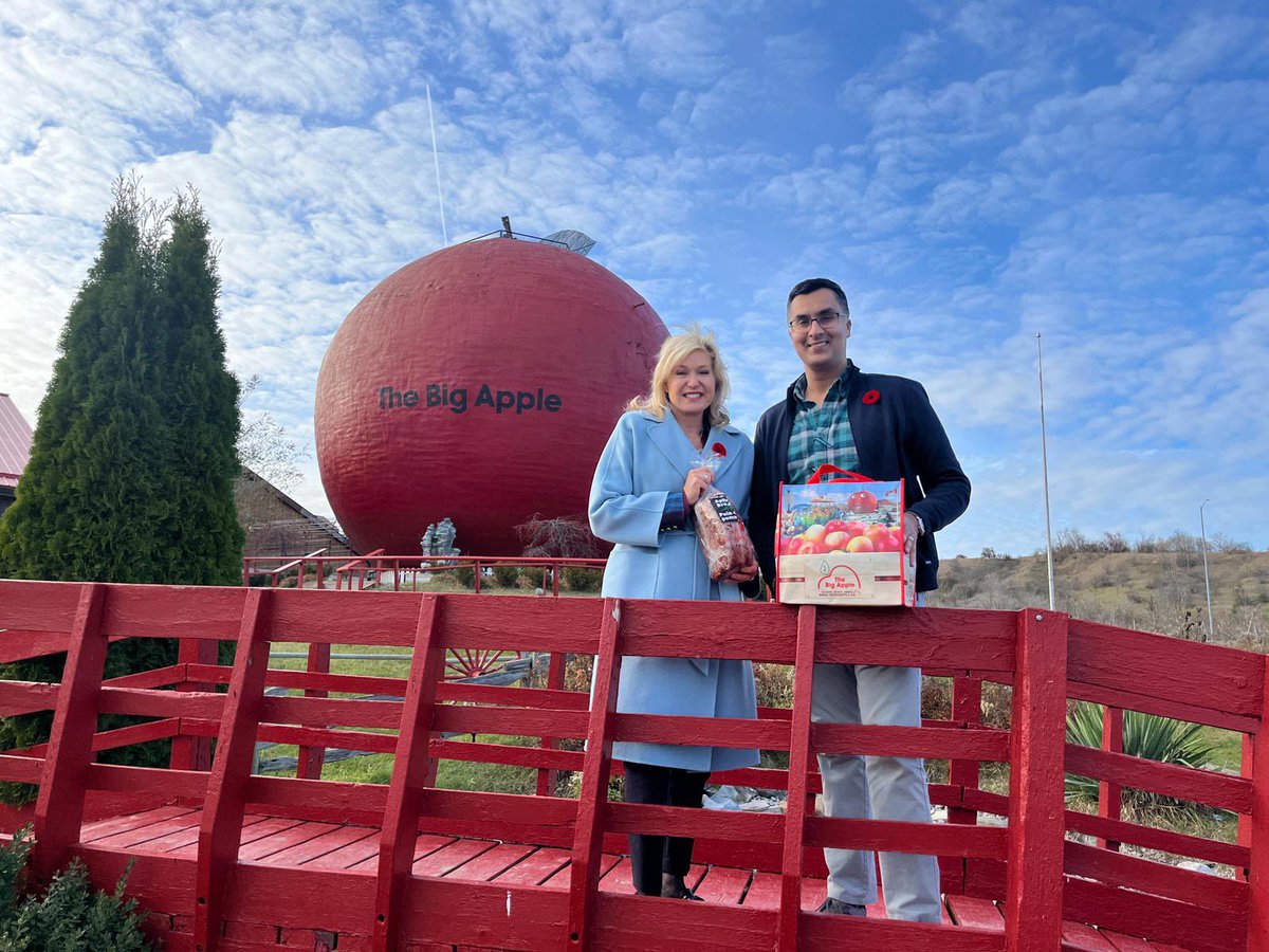 Had to stop by Colborne’s Big Red Apple to grab some apples &amp; fresh bread with my friend @shamjiadil! 🍎
