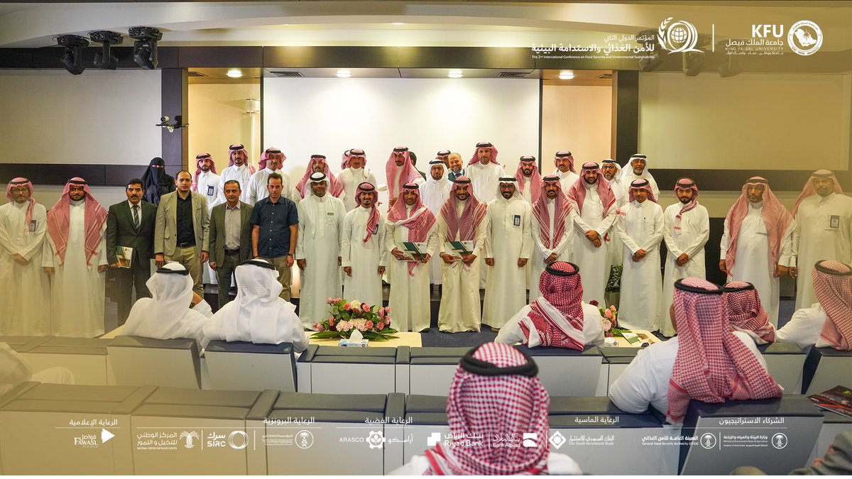 KFU_CMC's tweet photo. #صور📷|
معالي رئيس الجامعة يكرم أعضاء اللجان المنظمة لـ #المؤتمر_الدولي_الثاني_للأمن_الغذائي_والاستدامة_البيئية
#جامعة_الملك_فيصل
#SICFSES https://t.co/NqPcYK6706